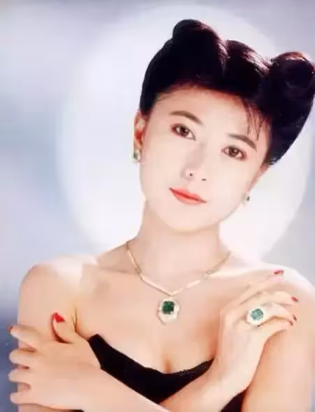 放棄10億贍養費！戈偉如「2度親自踏出豪門」敢愛敢恨　56歲「愛情長跑小10歲鮮肉」依然是美魔女