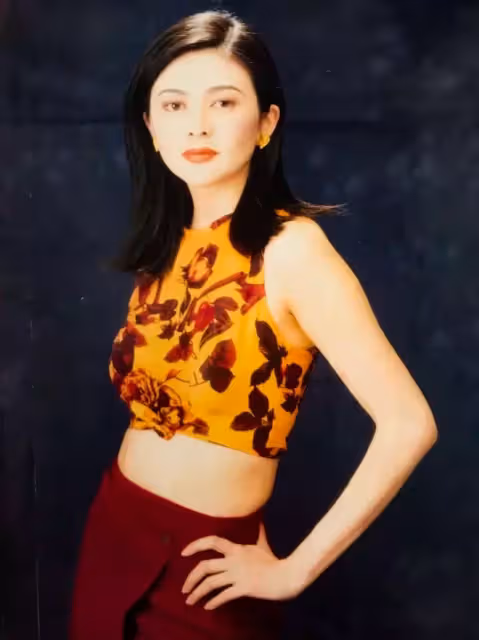 23歲鐘麗緹的選美照曝光,評委竟是31歲關之琳,網友:她的美無人能及!