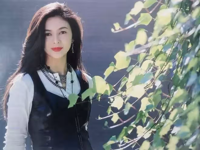 23歲鐘麗緹的選美照曝光,評委竟是31歲關之琳,網友:她的美無人能及!