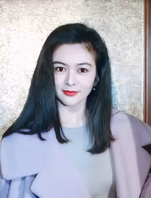 23歲鐘麗緹的選美照曝光,評委竟是31歲關之琳,網友:她的美無人能及!