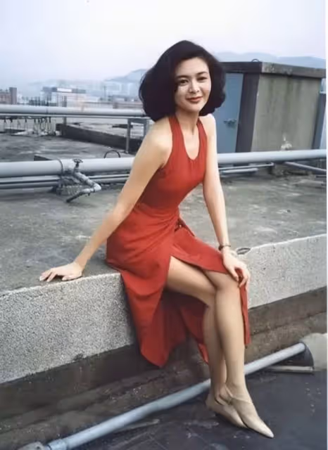 23歲鐘麗緹的選美照曝光,評委竟是31歲關之琳,網友:她的美無人能及!