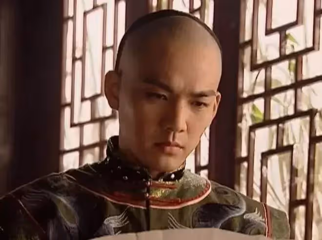 小哇也有中年危機!「47歲鍾漢良」近照發腮嚴重,臉僵似老奶奶,網友大呼:撞臉林瑞陽了