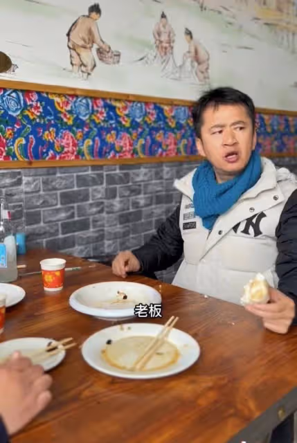 戲骨李嘉明惹爭議!和好友餐館吃飯少付錢,撒腿就跑10塊錢吃一桌