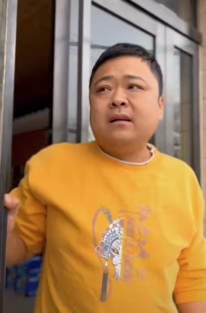 戲骨李嘉明惹爭議!和好友餐館吃飯少付錢,撒腿就跑10塊錢吃一桌