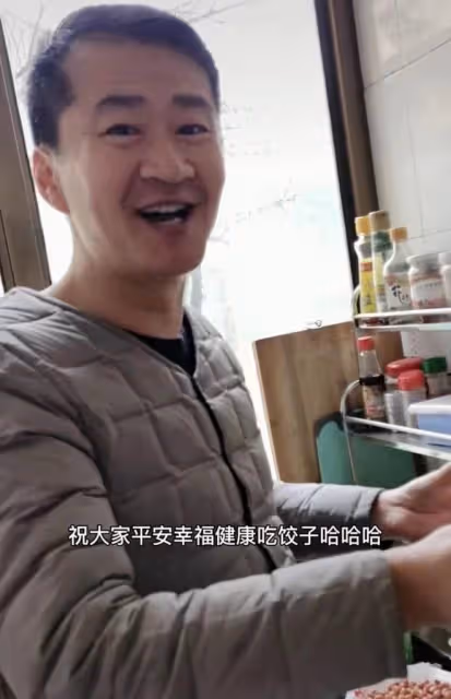 戲骨李嘉明惹爭議!和好友餐館吃飯少付錢,撒腿就跑10塊錢吃一桌