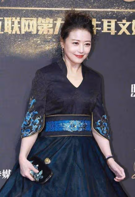 55歲周海媚臃腫近照曝光，身穿旗袍搭配黑絲襪，小腹贅肉明顯