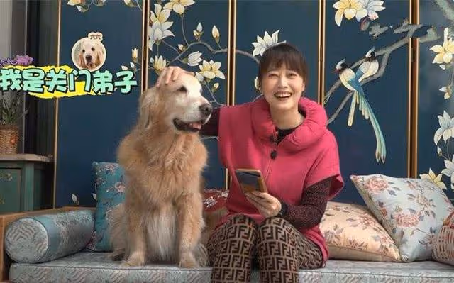55歲周海媚臃腫近照曝光，身穿旗袍搭配黑絲襪，小腹贅肉明顯