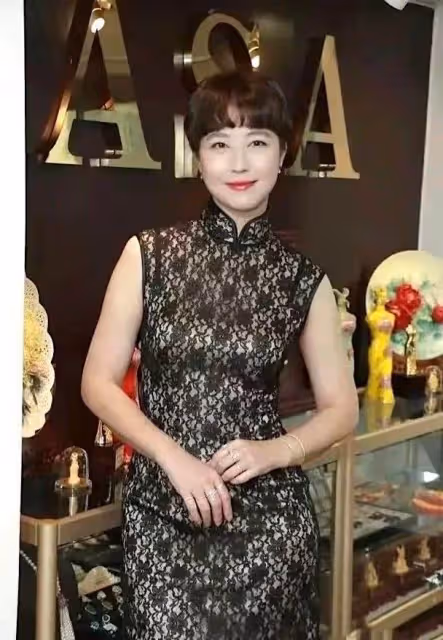 55歲周海媚臃腫近照曝光，身穿旗袍搭配黑絲襪，小腹贅肉明顯