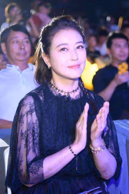 55歲周海媚臃腫近照曝光，身穿旗袍搭配黑絲襪，小腹贅肉明顯