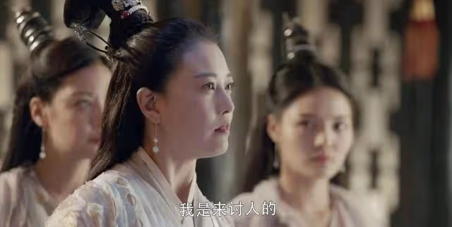 55歲周海媚臃腫近照曝光，身穿旗袍搭配黑絲襪，小腹贅肉明顯