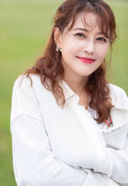 55歲周海媚臃腫近照曝光，身穿旗袍搭配黑絲襪，小腹贅肉明顯