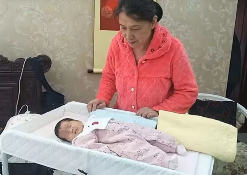 意外痛失25歲獨子！53歲母親冒險「試管3次生女」　5年後清明見兒「一封信」逼哭全網