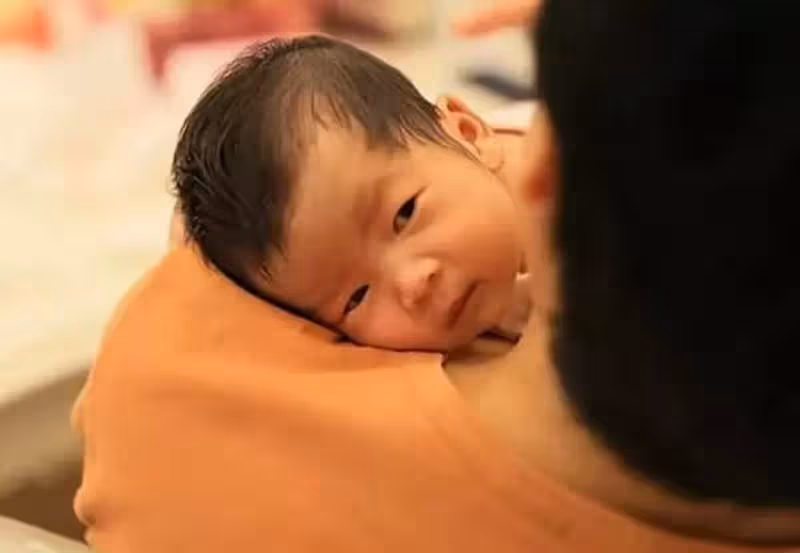 意外痛失25歲獨子！53歲母親冒險「試管3次生女」　5年後清明見兒「一封信」逼哭全網