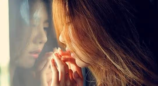 丈夫出軌，我旅遊回家，我親眼看見他和女人在沙發上暢汗淋漓互啃