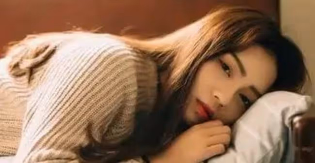 丈夫出軌，我旅遊回家，我親眼看見他和女人在沙發上暢汗淋漓互啃