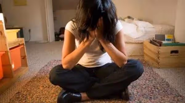 丈夫出軌，我旅遊回家，我親眼看見他和女人在沙發上暢汗淋漓互啃