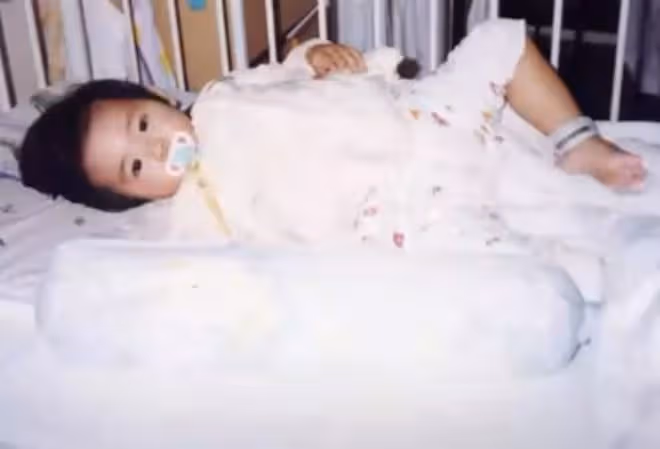 周星馳同學陳嘉賢罕露面，已轉行賣保險，因女兒患癌一度陷入彷徨