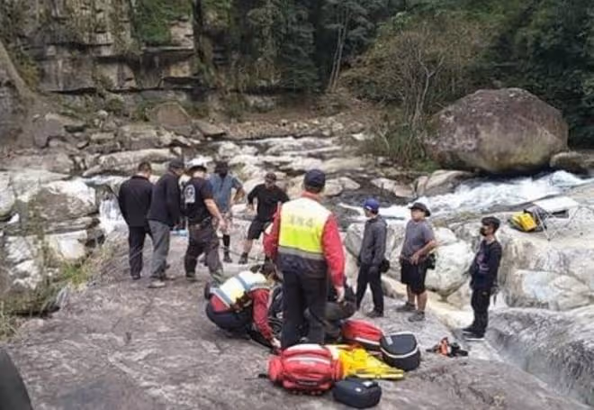 知名攝影師墜谷身亡,眾星冒雨送別現場圍得水泄不通,楊冪送花圈