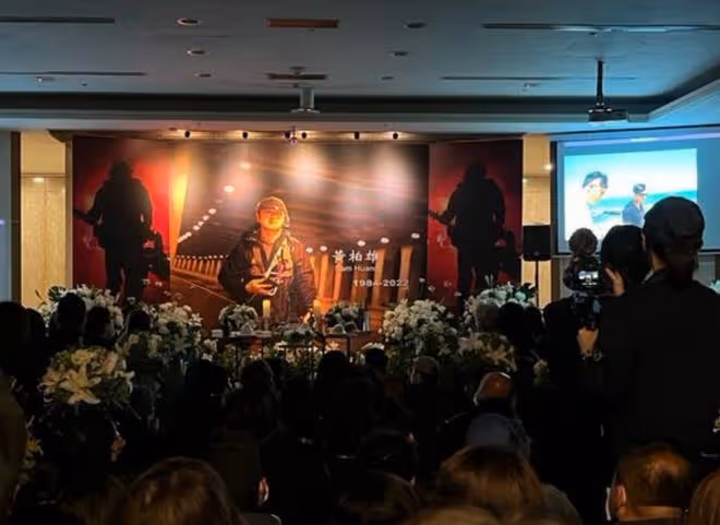 知名攝影師墜谷身亡,眾星冒雨送別現場圍得水泄不通,楊冪送花圈