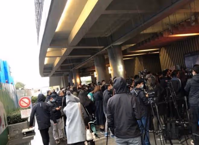 知名攝影師墜谷身亡,眾星冒雨送別現場圍得水泄不通,楊冪送花圈