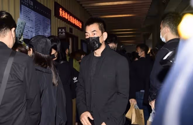 知名攝影師墜谷身亡,眾星冒雨送別現場圍得水泄不通,楊冪送花圈