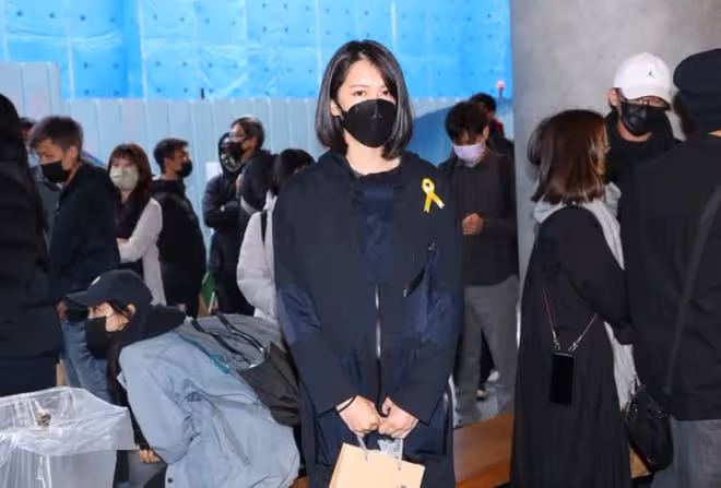 知名攝影師墜谷身亡,眾星冒雨送別現場圍得水泄不通,楊冪送花圈