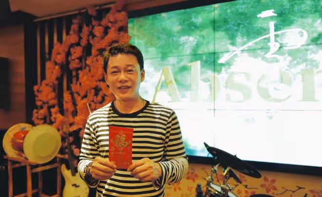 54歲影帝曝飛機上中風,半邊身體麻痹堅持演出,女友前往歐洲照顧