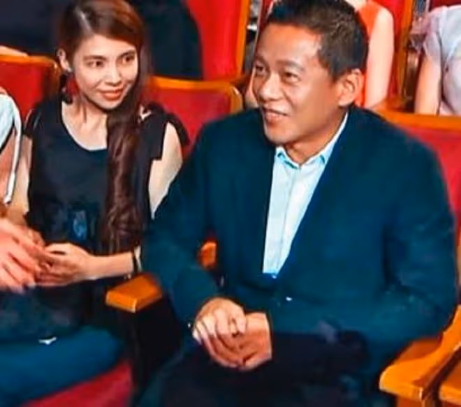 54歲影帝曝飛機上中風,半邊身體麻痹堅持演出,女友前往歐洲照顧