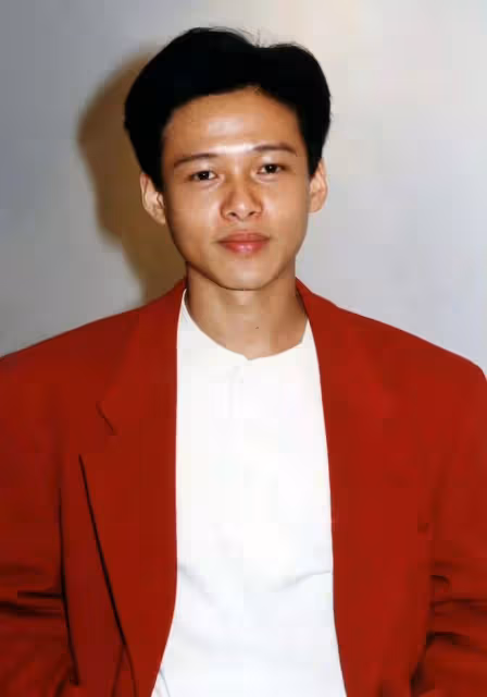 54歲影帝曝飛機上中風,半邊身體麻痹堅持演出,女友前往歐洲照顧