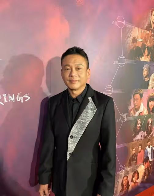54歲影帝曝飛機上中風,半邊身體麻痹堅持演出,女友前往歐洲照顧