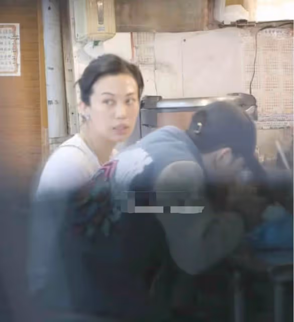 蕭敬騰帶經紀人吃路邊攤,48歲緋聞女友買單顯寵溺,保鏢一路隨行