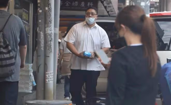 蕭敬騰帶經紀人吃路邊攤,48歲緋聞女友買單顯寵溺,保鏢一路隨行