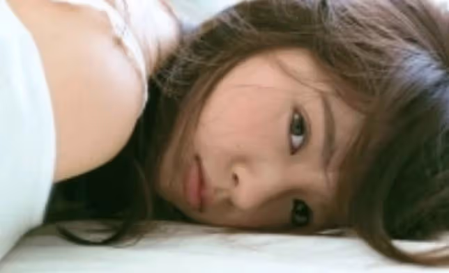 我和大我18歲女人喝酒，酒醉，她躺在我懷裡時她老公回來了