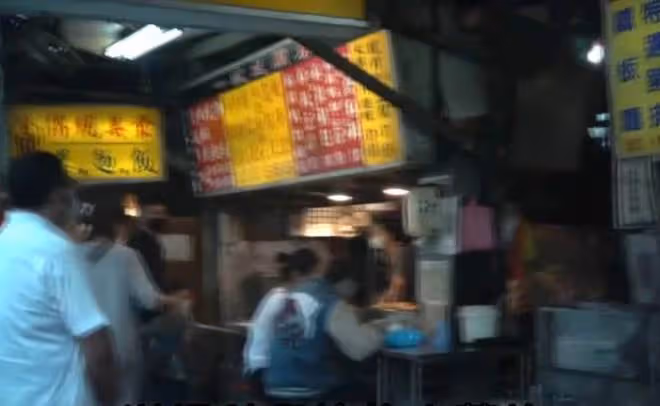 蕭敬騰帶經紀人吃路邊攤,48歲緋聞女友買單顯寵溺,保鏢一路隨行