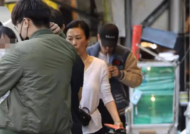 蕭敬騰帶經紀人吃路邊攤,48歲緋聞女友買單顯寵溺,保鏢一路隨行