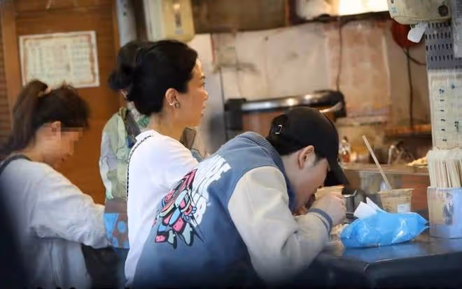 蕭敬騰帶經紀人吃路邊攤,48歲緋聞女友買單顯寵溺,保鏢一路隨行