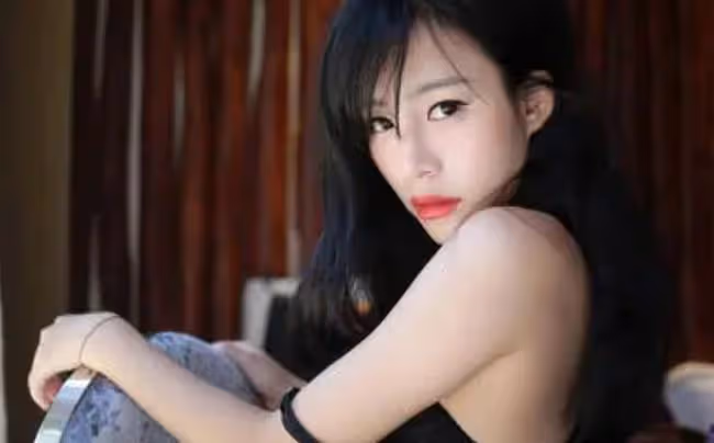 我和大我18歲女人喝酒，酒醉，她躺在我懷裡時她老公回來了