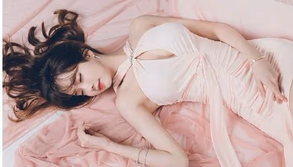 我和大我18歲女人喝酒，酒醉，她躺在我懷裡時她老公回來了