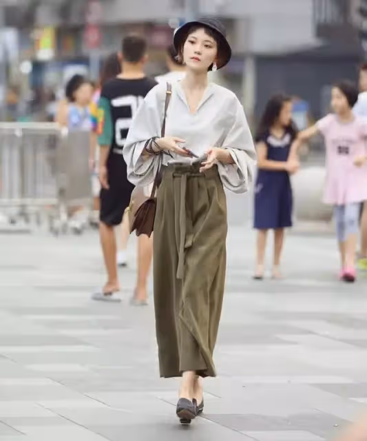44歲佘詩曼「路人裝」難擋好身材,穿「紙袋短褲」秀細長美腿,腳上尖頭靴是亮點!