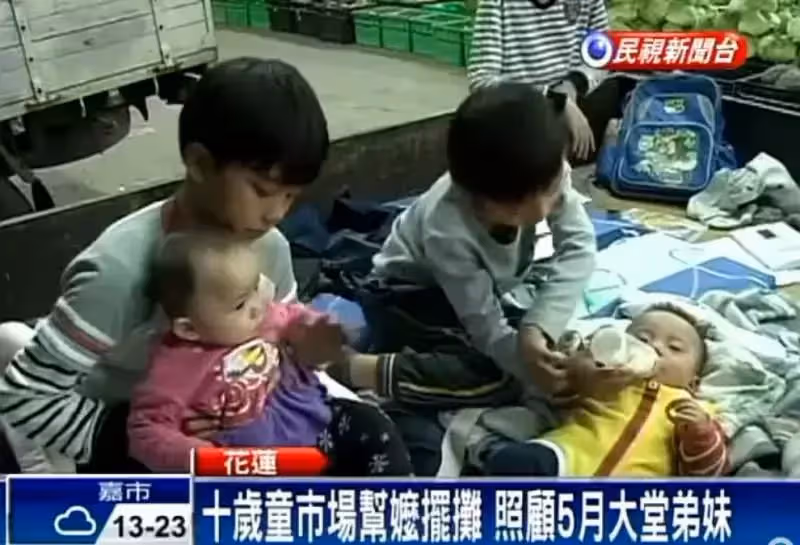 10歲童孝順幫擺攤不喊苦！ 每天搬40公斤菜「邊讀書邊哄嬰」成績照樣「全班第一名」！