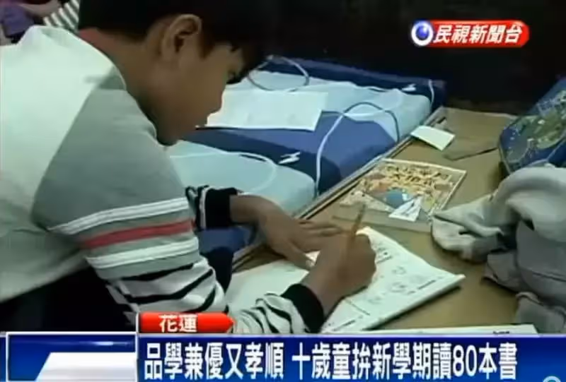 10歲童孝順幫擺攤不喊苦！ 每天搬40公斤菜「邊讀書邊哄嬰」成績照樣「全班第一名」！