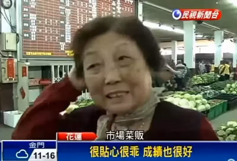 10歲童孝順幫擺攤不喊苦！ 每天搬40公斤菜「邊讀書邊哄嬰」成績照樣「全班第一名」！