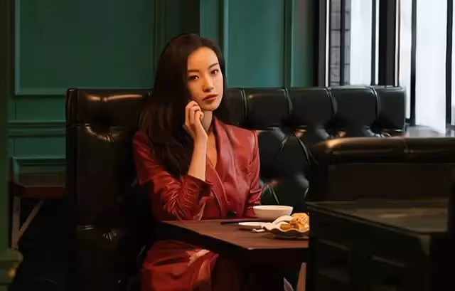 母親生日,我用妻子手機轉帳8千8,看到回復後我:從此沒這個媽