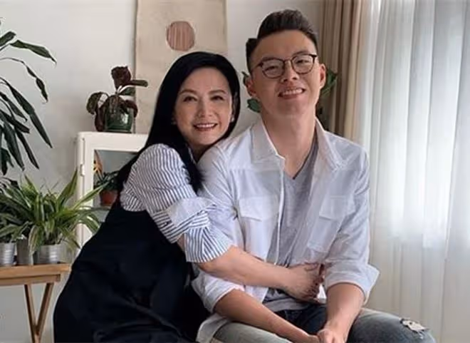 任達華女兒近照引關注！坐遊艇出海穿短裙秀身材，曾華倩兒子點贊