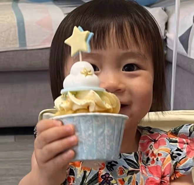 楊怡夫婦為二胎兒子辦百日宴,倆娃呆萌可愛,一家或移居內地生活