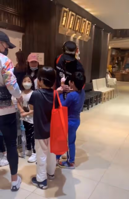 吳尊劉畊宏兩家聚會，11歲NeiNei身高猛長，8歲小泡芙女神范十足