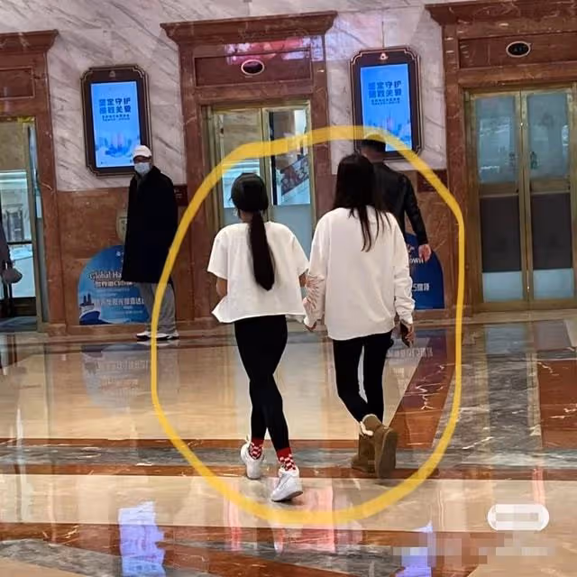 林瑞陽攜妻女悠閒逛商場，一身黑衣包裹嚴實，兒子林禹見准丈母娘