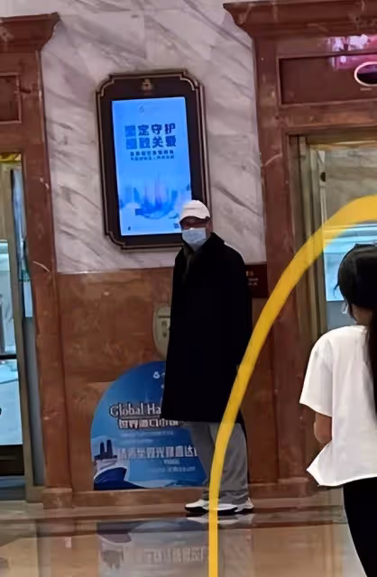 林瑞陽攜妻女悠閒逛商場，一身黑衣包裹嚴實，兒子林禹見准丈母娘