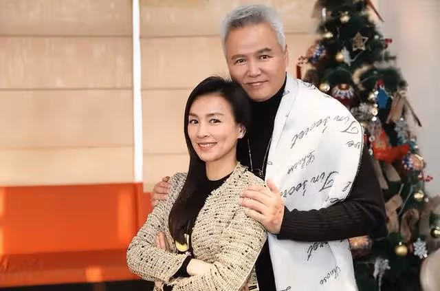 林瑞陽攜妻女悠閒逛商場，一身黑衣包裹嚴實，兒子林禹見准丈母娘
