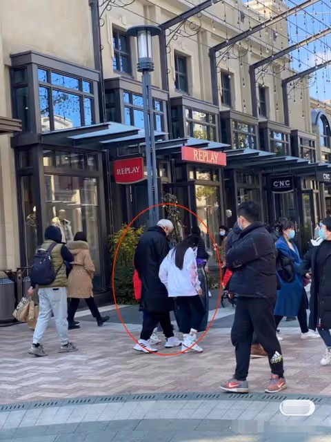 林瑞陽攜妻女悠閒逛商場,一身黑衣包裹嚴實,兒子林禹見准丈母娘